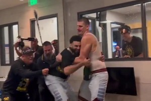 這是兩年前的今天，約基奇跳進(jìn)泳池！