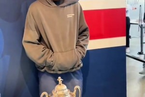 氣質(zhì)依然無敵！深陷交易流言的杜蘭特現(xiàn)身活動(dòng)與歐冠獎(jiǎng)杯合影