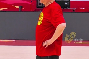 真輕松??！張子宇訓(xùn)練秀扣籃，宮指導(dǎo)也鼓勵(lì)：就往里扣！