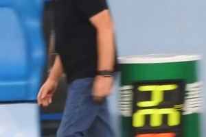 有點(diǎn)無奈！申花比分落后時，斯盧茨基在場邊踱來踱去