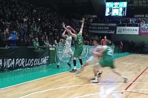 籃球火的劇本都不敢這么寫，后場單手甩進絕殺三分！