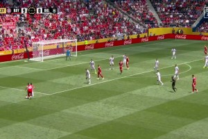 兩位數(shù)?。∧吕罩新窡o人盯防起腳墊射破門，拜仁10-0奧克蘭城！