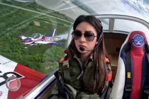 美女飛行員開飛機“湊巧”路過蘇超比賽場地