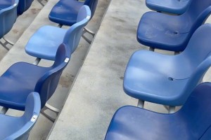 一塵不染！為最棒的球迷點贊！“蘇超”球迷離場前自發(fā)清理垃圾