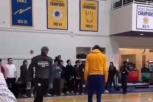 宇宙勇到底有多恐怖？考辛斯單挑扣翻杜蘭特，KD躺在地上笑！