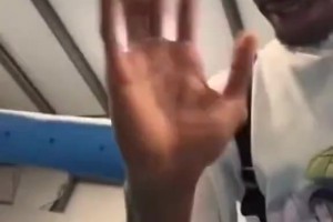 暖心小孩遇到SGA連忙給朋友電話，SGA還對著鏡頭打招呼