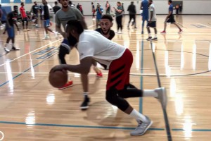 來看訓(xùn)練場里的哈登。