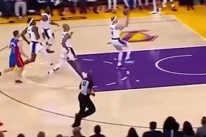 卡魯索和老詹的這一幕，令無(wú)數(shù)湖人球迷懷念吧