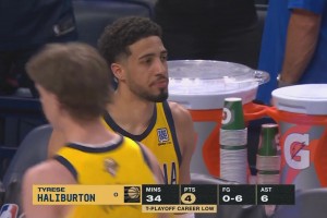 自己打得太差了！賽后哈利伯頓目光呆滯，與隊(duì)友擊掌難掩失落