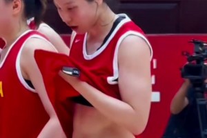 張茹掀起球衣擦汗，露出的腹肌足以證明她的努力