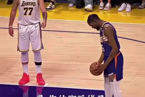 杜蘭特罰球時(shí)，東契奇來了一句：你的腳踩線了！你總是踩到這條線