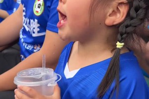 得此球迷，多么榮幸！“小孩姐”為蘇超宿遷隊加油