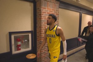 天王山遺憾失利！哈利伯頓賽后離場(chǎng)顯得十分沮喪！