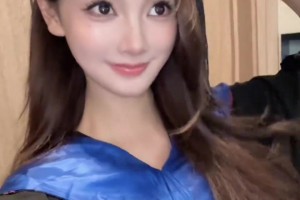 這風(fēng)格也不錯(cuò)！金佳悅：我同意畢業(yè)典禮畫濃妝