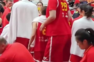 張子宇一不小心就是一個“肘擊”，左手防住了...右手沒料到