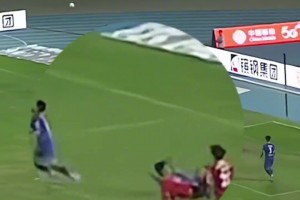 蘇超暖心瞬間：一瓶水的見證！戰(zhàn)，針鋒相對；情，親如兄弟