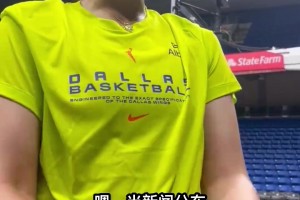 英語進(jìn)步很大哦！小寶：很開心能和佩奇一起打球！