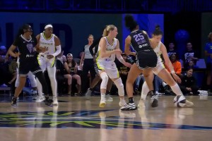 首秀就打出默契！李月汝?duì)幍们驒?quán)，提前量長(zhǎng)傳助狀元佩奇輕松反擊