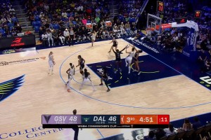 飛翼生涯首球李月汝無懼貼防，持球單打強(qiáng)硬切入左手拋進(jìn)??！