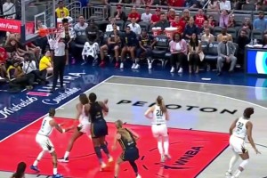 “克拉克45秒3記超遠(yuǎn)三分率隊(duì)復(fù)仇賽季不敗的自由人 ”