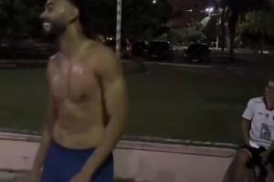 亂殺了孩子們，庫尼亞回到巴西老家，和朋友踢起五人制野球