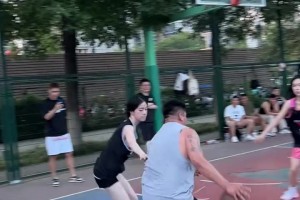 打籃球的女生真粘人啊，好希望一個(gè)這樣的妹子防我