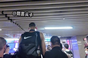 這高度！文班車站里走路差點撞到天花板的指示牌