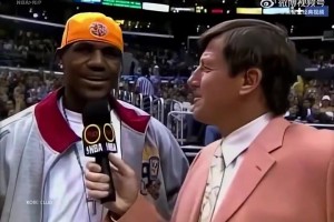 原來(lái)詹姆斯自己才是最大的科密？青澀幼詹場(chǎng)邊觀戰(zhàn)OK組合