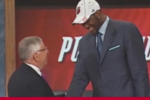 楊毅：奧登來中國(guó) 醫(yī)生檢查發(fā)現(xiàn)左右腿差3公分 但開拓者沒看出來