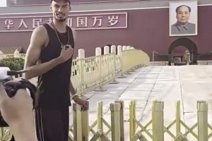 結(jié)束少林寺修行后，文班到天安門(mén)廣場(chǎng)瞻仰了一番+拍照留念~~