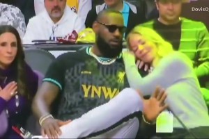 名場(chǎng)面！詹姆斯坐在珍妮阿姨和她的閨蜜之間，逗得兩個(gè)人花枝亂顫