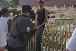 結(jié)束修行的文班來(lái)到了北京 打卡天安門(mén)城樓