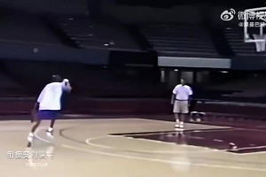 17歲的科比參加快船試訓(xùn)，命中率100百，左手無差別三分跳投