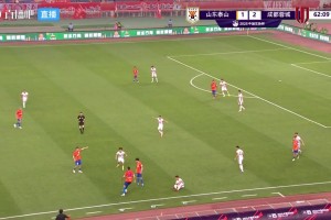 暴脾氣?。№f世豪一腳解圍踢到澤卡身上，雙方爆發(fā)沖突