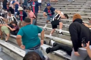 都是狠人！博塔弗戈和大巴黎兩隊的球迷在看臺上互毆