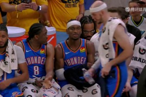 雷霆落后非常多，但亞歷山大和杰倫威場(chǎng)下依舊很淡定，交流技戰(zhàn)術(shù)