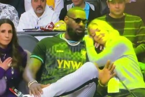 老詹此前坐在珍妮巴斯和她的閨蜜中間，逗得兩位阿姨開心大笑！