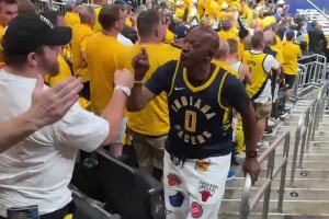 搶七了！哈利伯頓父親走上看臺和步行者球迷一路擊掌慶祝