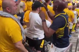 One more！哈利老爹和主場球迷一同慶祝