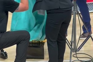 不好意思再坐趟飛機！NBA工作人員將總冠軍獎杯打包運往俄城