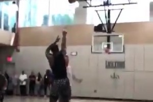 野球場(chǎng)的三少和老詹，感覺(jué)老詹得分是最輕松的