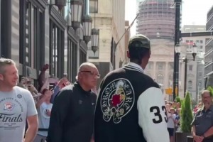 都不白來(lái)！亞歷山大就穿梭人群中 為趕赴客場(chǎng)雷霆球迷依次簽名