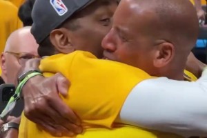 遲來的擁抱！雷吉米勒擁抱曾經(jīng)的小弟阿泰斯特~