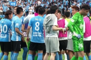 大連球員劉逸罰丟后痛哭，眾多隊友上前安慰