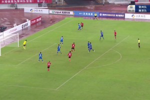 這多撈?。〉淯14一場杯賽中，決勝點球打橫梁后彈進(jìn)球門