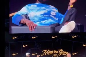 詹姆斯“戲弄”尼克斯球迷：你們明年能進(jìn)決賽嗎？明年見！