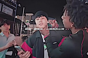 玩的花！粉絲請求甲亢哥在臉上簽名，甲亢哥直接畫了個“擎天柱”