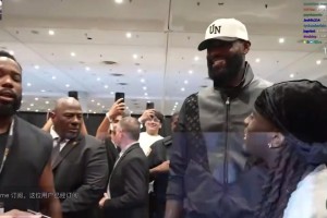 詹姆斯出鏡頂流網(wǎng)紅Kai cenat直播 現(xiàn)場狂熱球迷獲得簽名球衣