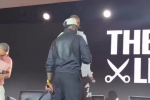 詹姆斯跟文班亞馬在舞臺上“聯(lián)手”了