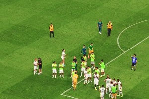 驚險(xiǎn)晉級(jí)！實(shí)拍國(guó)安賽后謝場(chǎng)：國(guó)安遠(yuǎn)征球迷高喊“侯森NB”